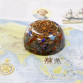 Ajoutez une touche mystique et inspirante à votre espace avec ce dôme d’orgonite multi pierres. Pensé comme un bel objet décoratif pour bureau, autel ou coin méditation, il associe résine, éclats de pierres naturelles, cuivre et éléments métalliques dans une création artisanale pleine de présence.