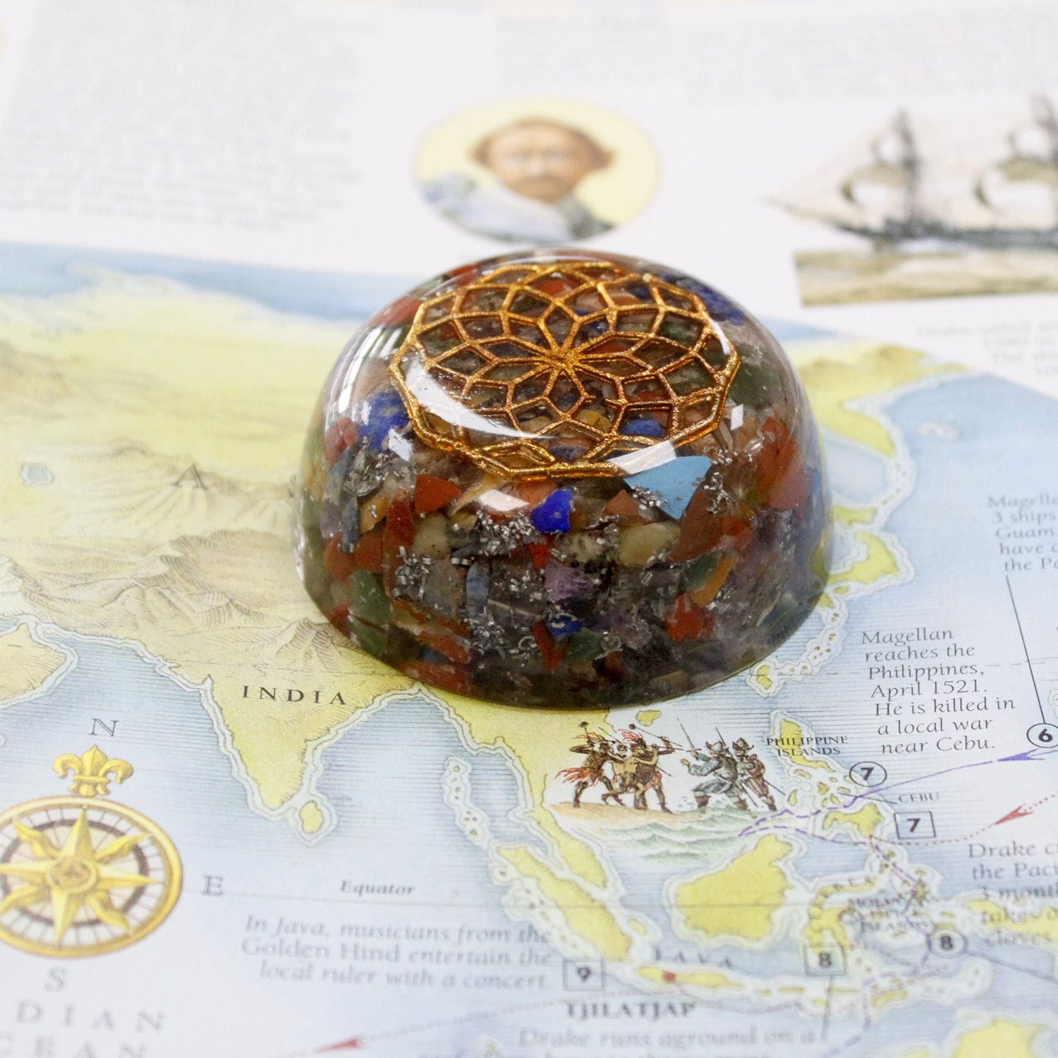 Ajoutez une touche mystique et inspirante à votre espace avec ce dôme d’orgonite multi pierres. Pensé comme un bel objet décoratif pour bureau, autel ou coin méditation, il associe résine, éclats de pierres naturelles, cuivre et éléments métalliques dans une création artisanale pleine de présence.