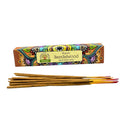 Encens Masala Namaste Mandala au bois de santal, fabriqué artisanalement en Inde. Une senteur boisée, terreuse et chaleureuse, idéale pour créer une ambiance calme et harmonieuse.