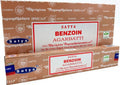 Encens Satya Benjoin Masala, proposé en boîte de 12 paquets de 15 g. Roulé main, il est réalisé à partir d’un mélange de Benjoin Dragon Fly et de Benjoin de Siam.