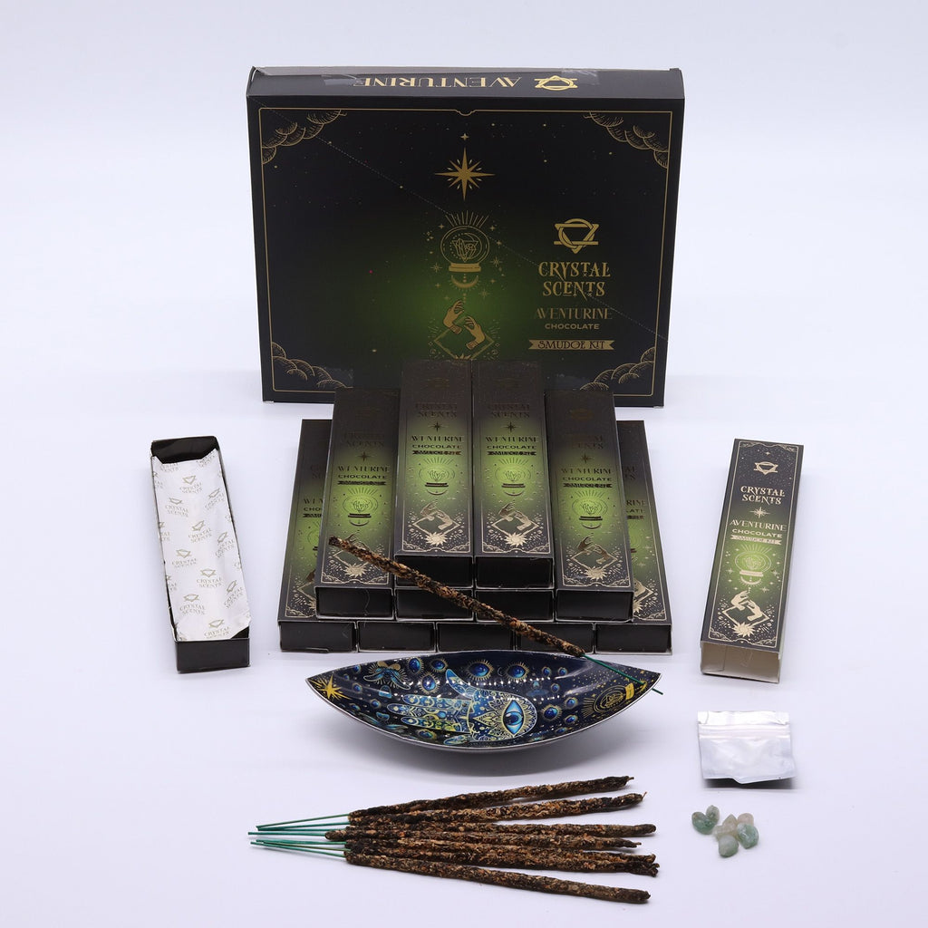 Encens Smudge Chocolat accompagné d’éclats d’Aventurine naturelle. La boîte contient 10 bâtons d’environ 20 cm, fabriqués à la main en Inde et présentés dans un étui cartonné vert profond au style céleste.