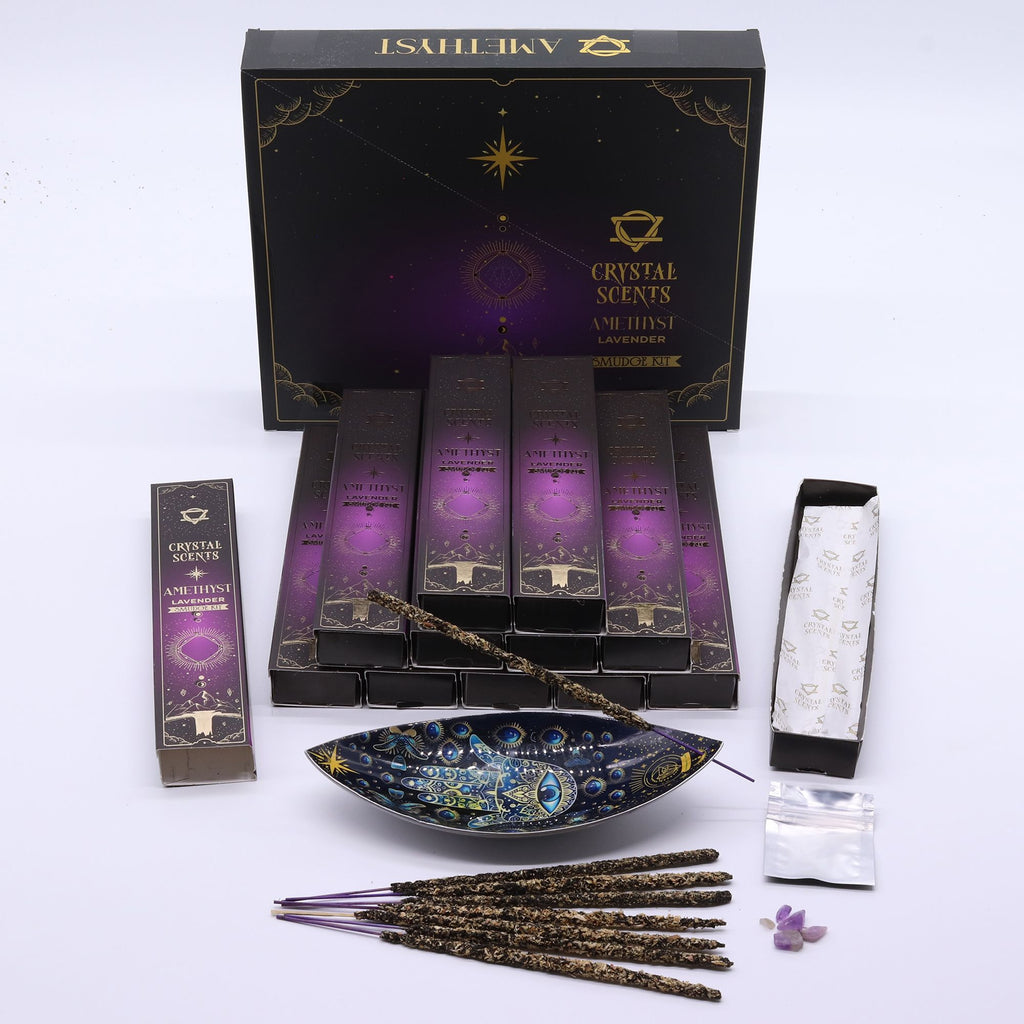 Encens Smudge Lavande accompagné d’éclats d’Améthyste naturelle. La boîte contient 10 bâtons d’environ 20 cm, fabriqués en Inde et présentés dans un étui cartonné au style céleste.