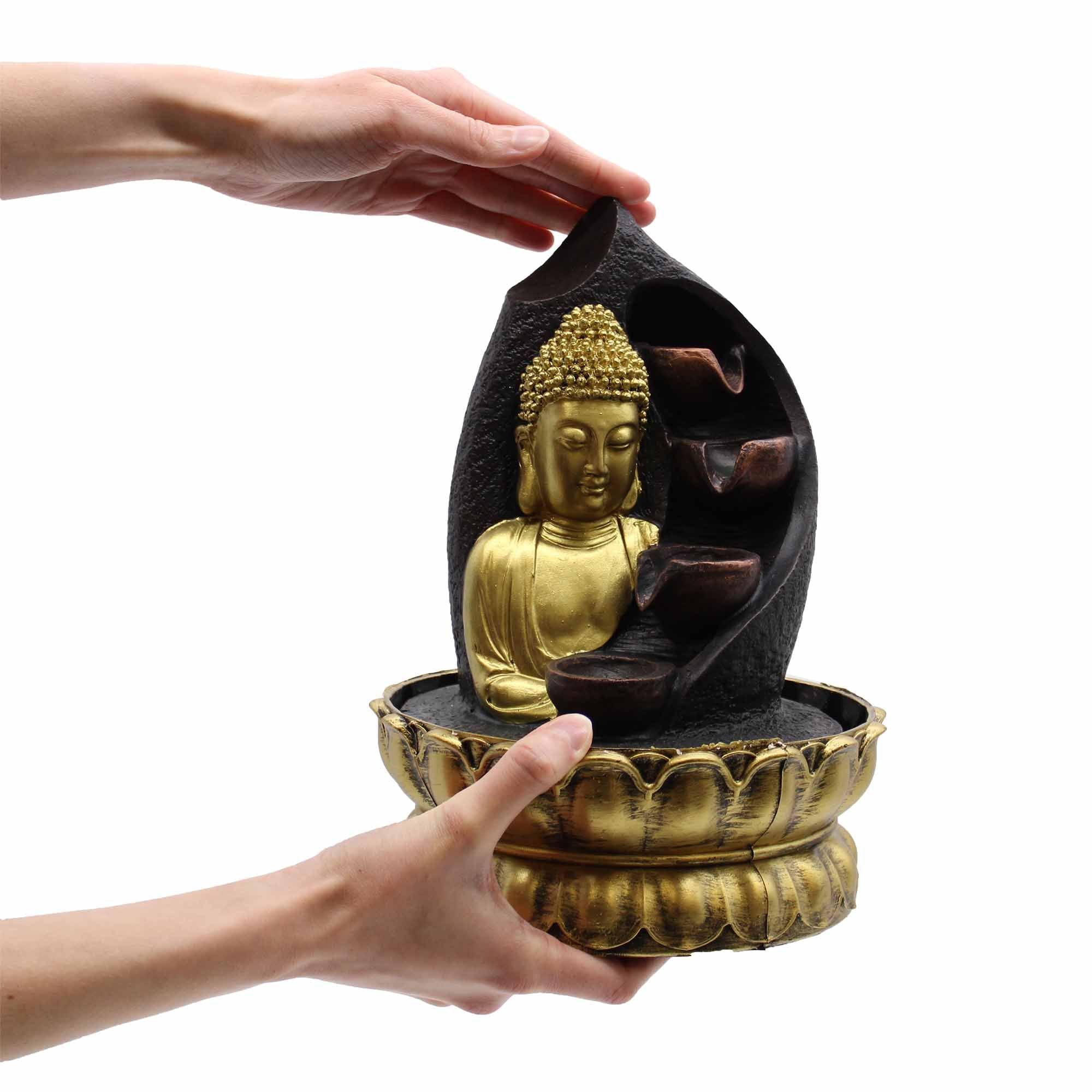 Fontaine d’intérieur avec Bouddha doré et pots verseurs, montrée en main pour visualiser ses dimensions réelles.