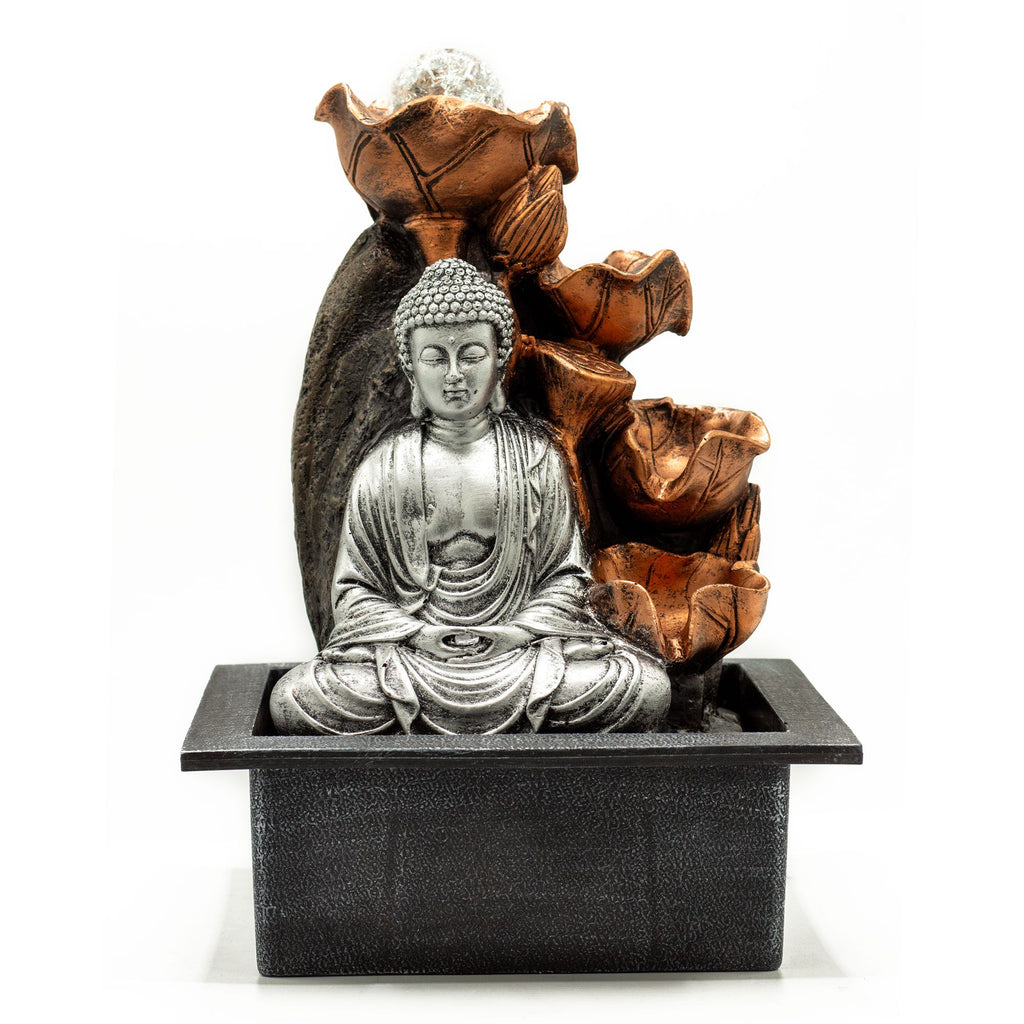 Fontaine Bouddha zen de table en polyrésine 35 cm avec boule de cristal. Décoration zen avec fontaine d’intérieur Bouddha argenté et cascade apaisante