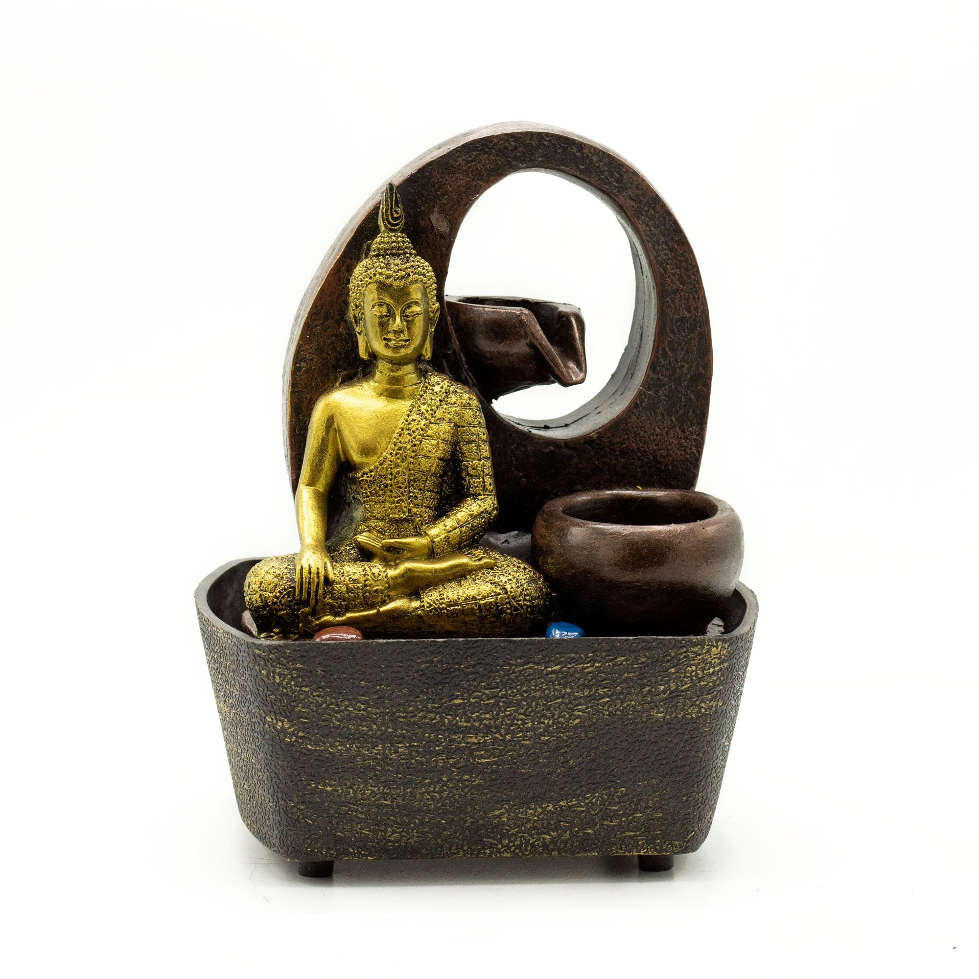 Apportez calme et harmonie à votre intérieur avec cette fontaine de table de 21,5 cm représentant un Bouddha doré accompagné de pots. Son écoulement d’eau doux et relaxant crée une ambiance zen idéale pour un salon, un bureau ou un espace bien-être.