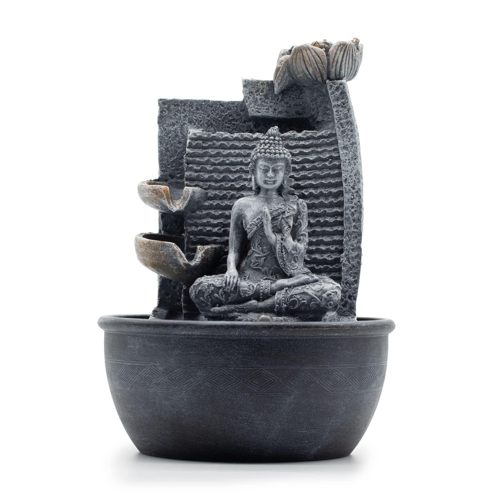 Apportez calme et harmonie à votre intérieur avec cette fontaine de table représentant un Bouddha assis devant un décor effet pierre, sublimé par des fleurs de lotus en cascade. Son écoulement d’eau doux et continu crée une ambiance zen, apaisante et élégante.