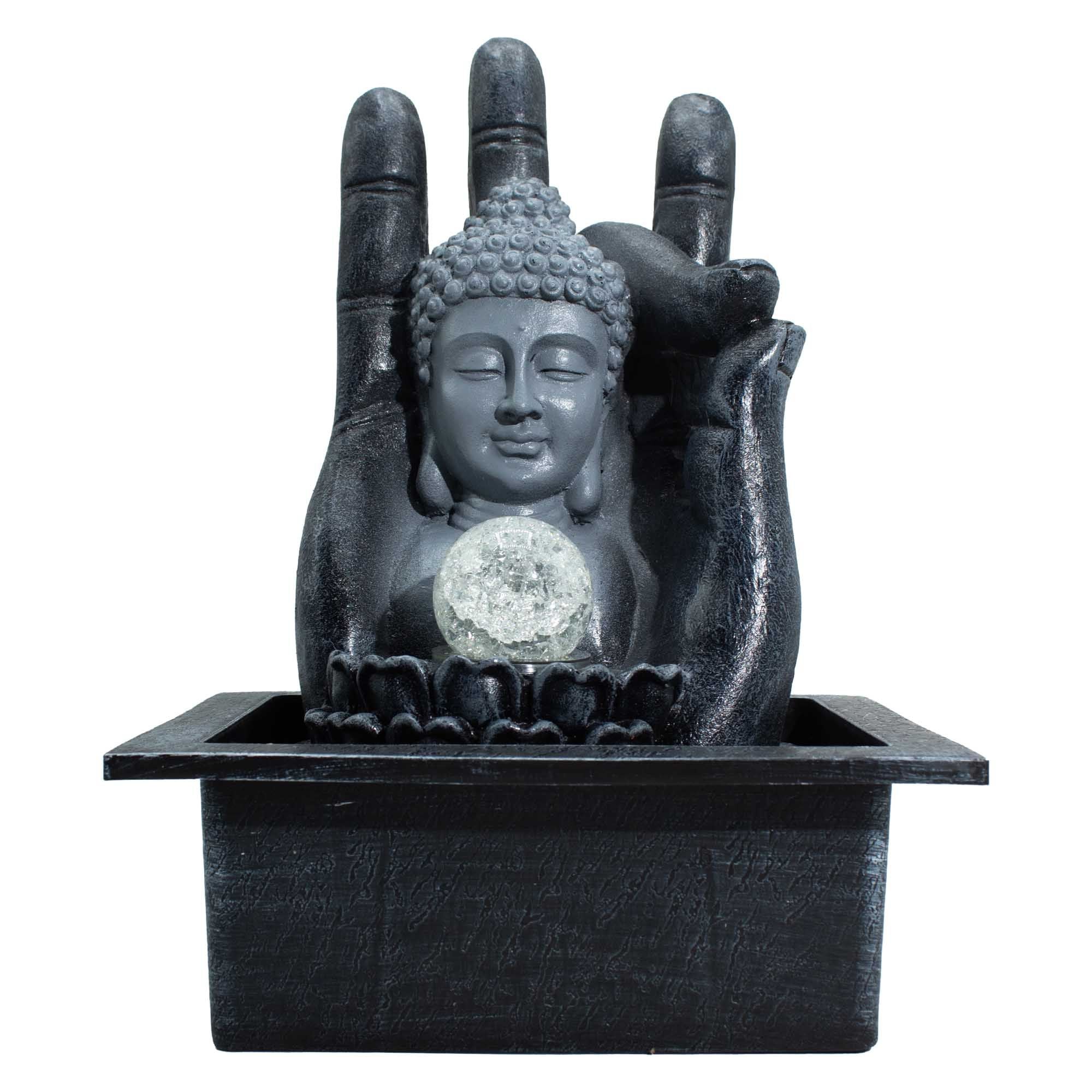 Créez une atmosphère paisible et harmonieuse avec cette fontaine d’intérieur représentant une main ouverte tenant une tête de Bouddha. Avec sa boule cristal lumineuse et son écoulement d’eau apaisant, elle apporte une touche zen et spirituelle à votre décoration.