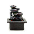 Apportez une touche de sérénité à votre intérieur avec cette fontaine de table de 20 cm à pots en cascade. Son écoulement d’eau fluide et son style rustique en font une décoration apaisante, idéale pour créer une ambiance zen à la maison comme au bureau.