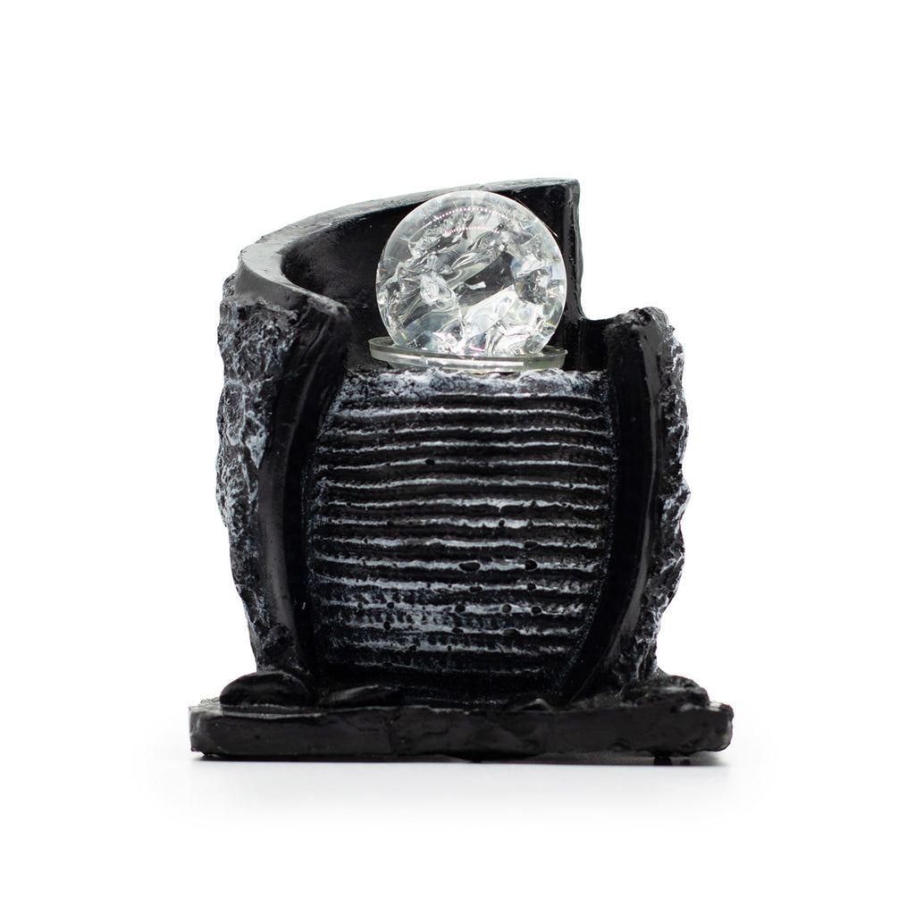 Cette fontaine d’intérieur de table noire effet pierre avec boule cristal apporte une touche zen, élégante et contemporaine à votre décoration. Compacte et décorative, elle est parfaite pour créer une ambiance apaisante dans un salon, un bureau, une chambre ou un espace de méditation.