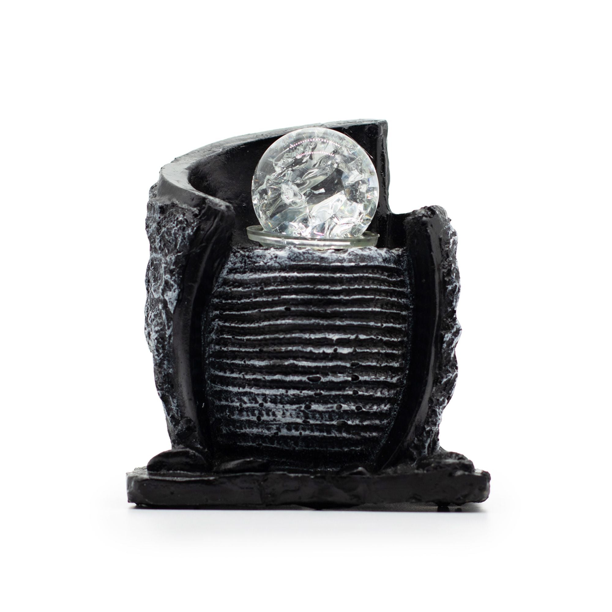 Cette fontaine d’intérieur de table noire effet pierre avec boule cristal apporte une touche zen, élégante et contemporaine à votre décoration. Compacte et décorative, elle est parfaite pour créer une ambiance apaisante dans un salon, un bureau, une chambre ou un espace de méditation.