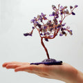 Apportez une touche minérale et apaisante à votre intérieur avec ce grand arbre en améthyste sur socle en agate naturelle. Orné de 100 pierres naturelles, il séduit par son allure élégante, son style artisanal et son esthétique spirituelle.