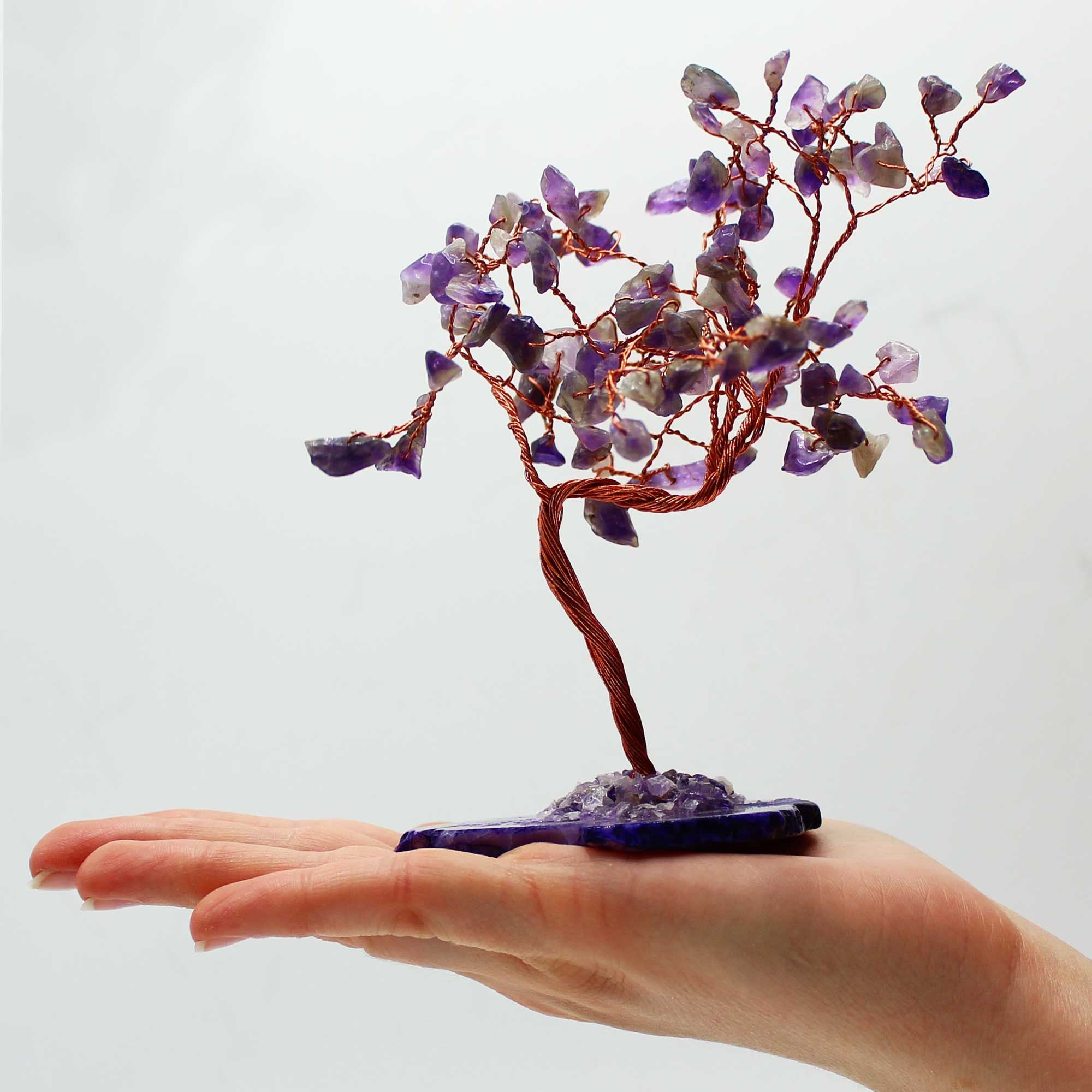 Apportez une touche minérale et apaisante à votre intérieur avec ce grand arbre en améthyste sur socle en agate naturelle. Orné de 100 pierres naturelles, il séduit par son allure élégante, son style artisanal et son esthétique spirituelle.