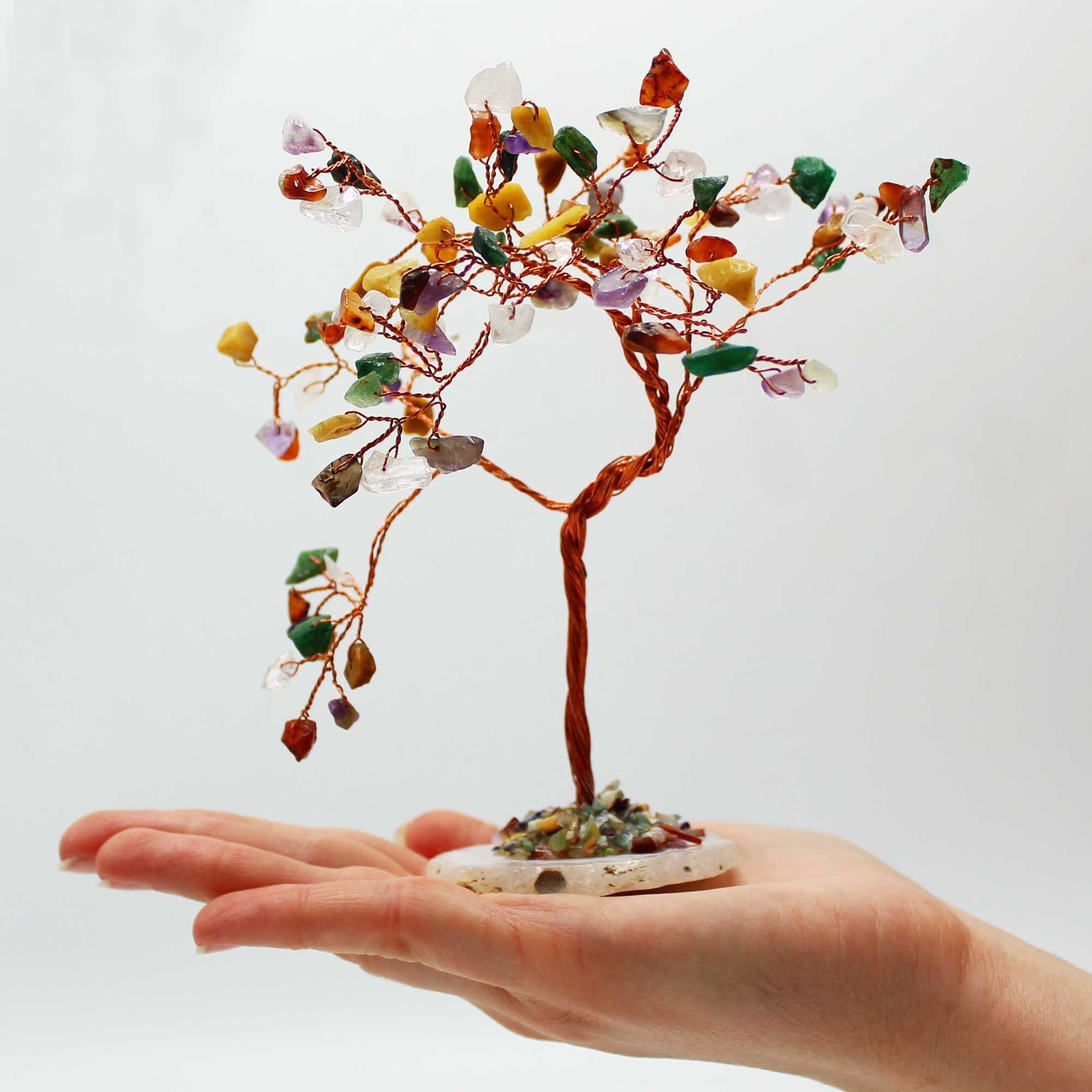 Apportez une touche minérale, colorée et symbolique à votre intérieur avec ce grand arbre multi pierres sur socle en agate naturelle. Orné de 100 pierres naturelles, il séduit par son allure élégante, son style artisanal et son esthétique spirituelle.