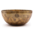 Laissez-vous porter par la profondeur sonore de ce grand bol lunaire népalais artisanal. Avec son diamètre de 22 cm et son poids d’environ 1450 g, il offre une présence puissante et inspirante, idéale pour la méditation, la relaxation, les rituels sonores et les espaces spirituels.