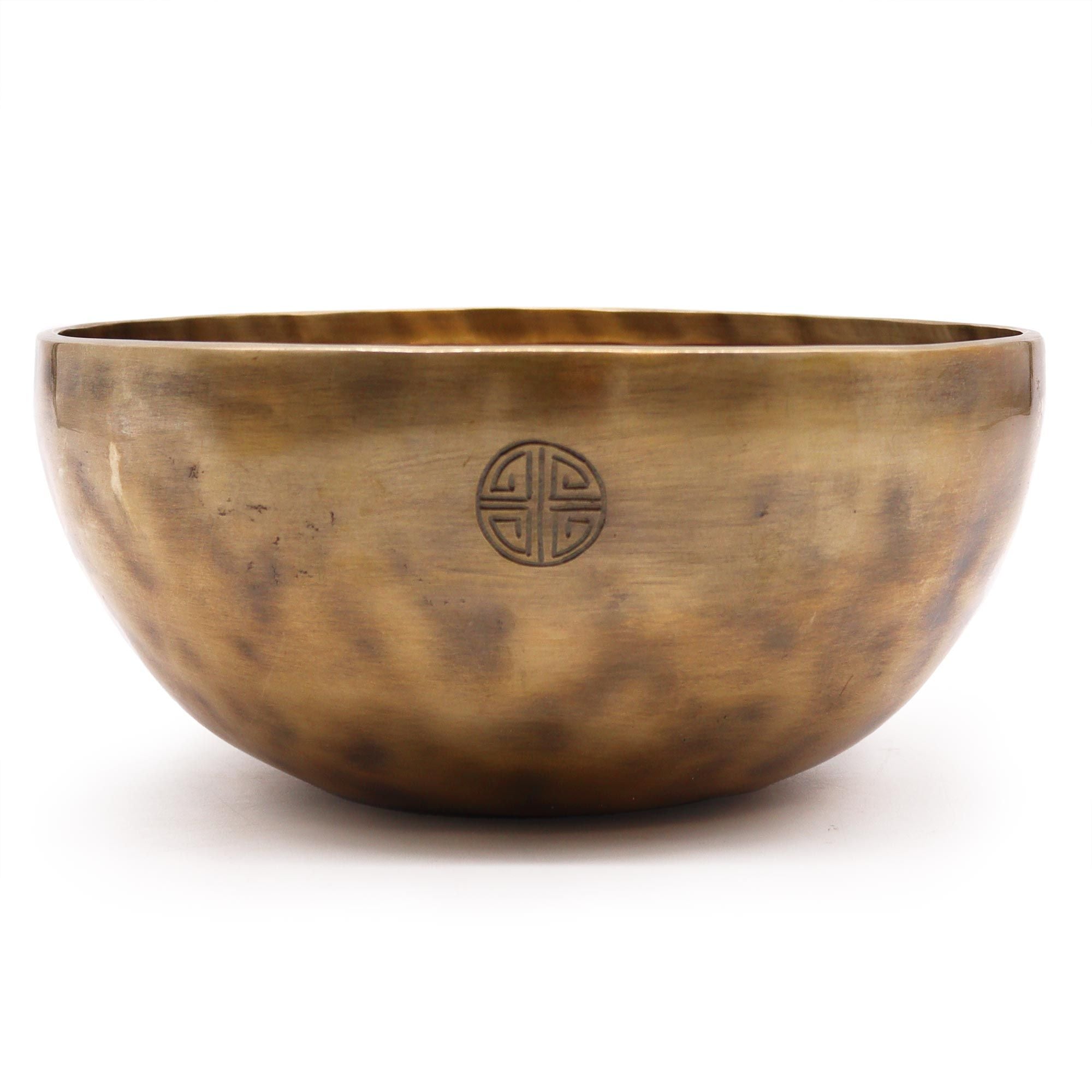 Laissez-vous porter par la profondeur sonore de ce grand bol lunaire népalais artisanal. Avec son diamètre de 22 cm et son poids d’environ 1450 g, il offre une présence puissante et inspirante, idéale pour la méditation, la relaxation, les rituels sonores et les espaces spirituels.