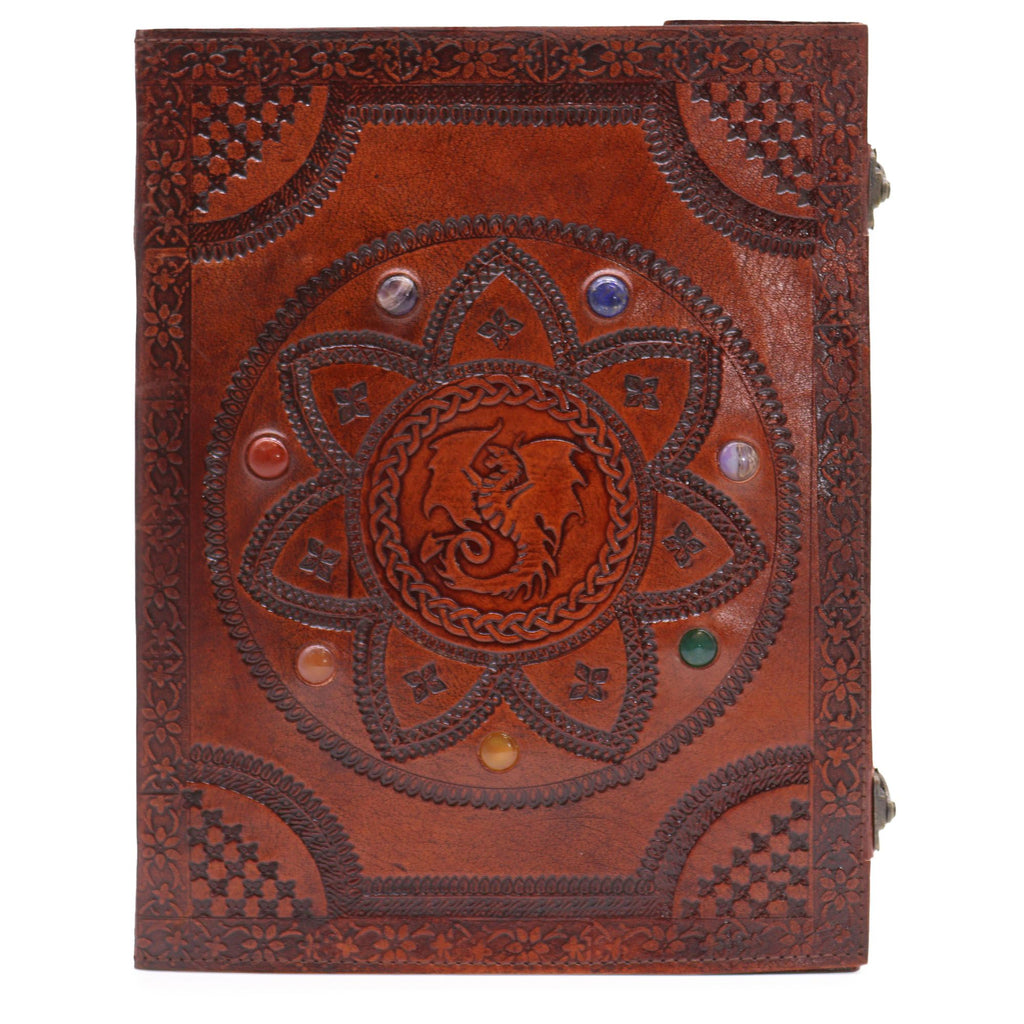 Grand journal/grimoire en cuir au motif Dragon Mandala, décoré de pierres chakra. Avec ses 100 pages en papier et son format 25 x 34 cm, il offre un bel espace d’écriture.