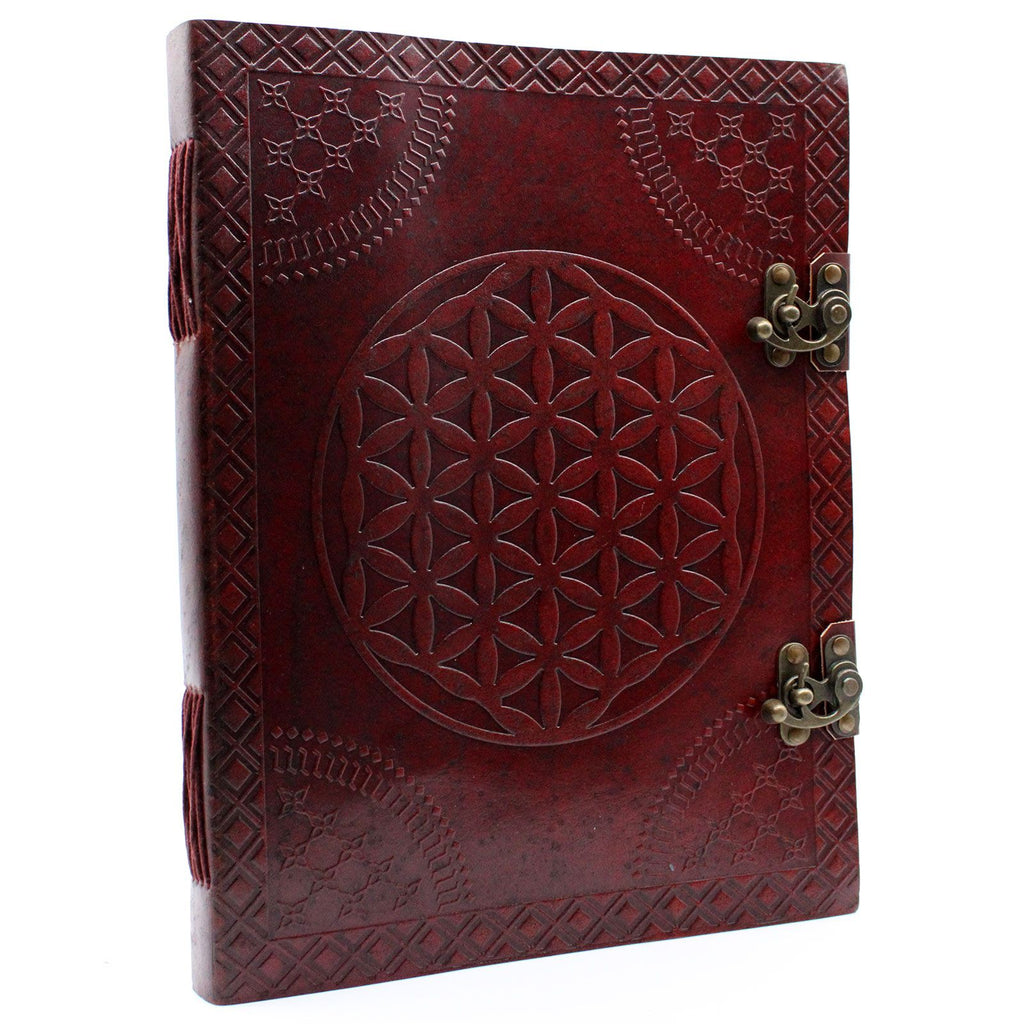 Grand journal/grimoire en cuir avec motif Fleur de Vie, fermeture à boucle et 200 pages en papier recyclé. Un grand carnet élégant pour écrire, dessiner, tenir un journal ou offrir.