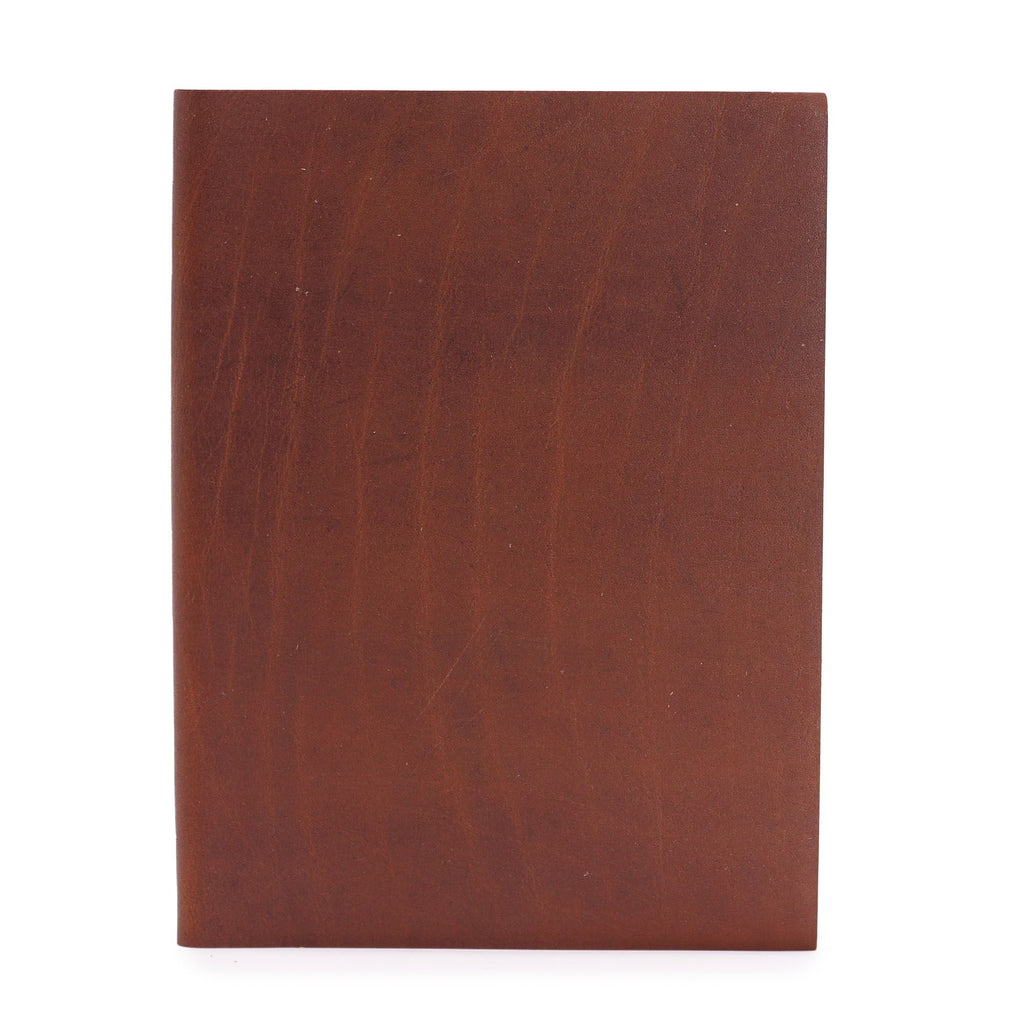 Grand journal/grimoire en cuir brun foncé avec 100 pages lignées en papier. Son format 20 x 15 cm offre un espace pratique pour écrire, noter ses idées ou tenir un journal personnel.