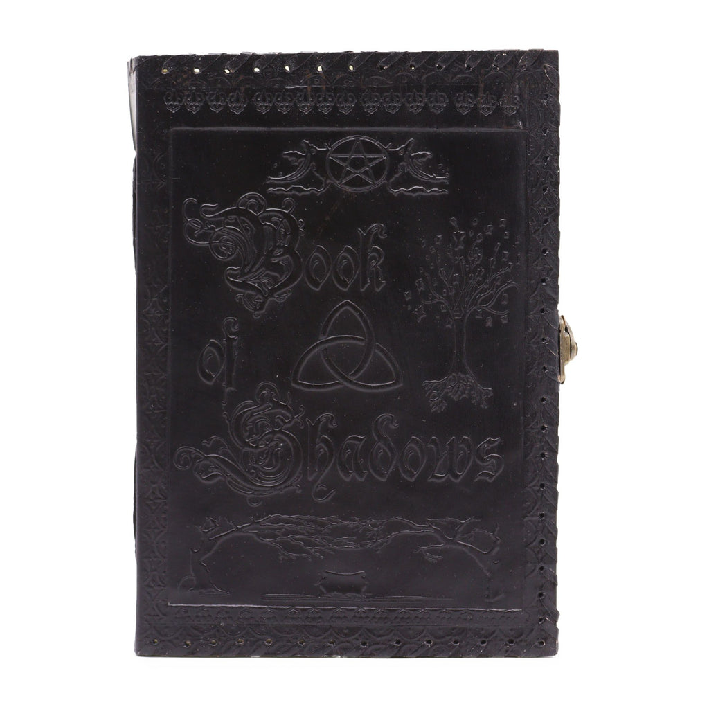 Grand journal/grimoire en cuir noir Livre des Ombres, composé de 200 pages en papier à bords irréguliers. Un carnet au style marqué, idéal pour l’écriture, les notes et les inspirations personnelles.
