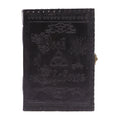 Grand journal/grimoire en cuir noir Livre des Ombres, composé de 200 pages en papier à bords irréguliers. Un carnet au style marqué, idéal pour l’écriture, les notes et les inspirations personnelles.