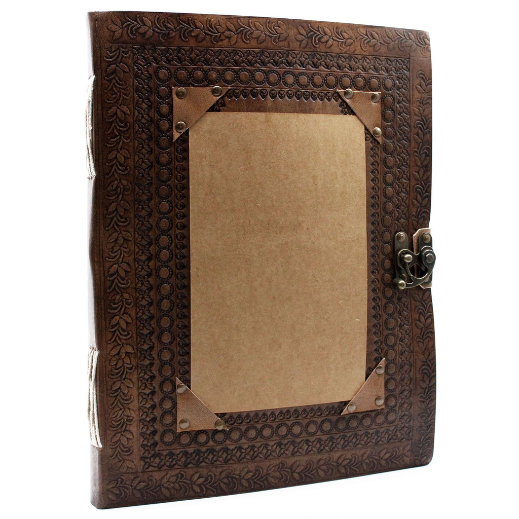Grand journal/grimoire en cuir personnalisable avec fermeture à boucle et 200 pages en papier recyclé. Un grand carnet élégant, idéal comme livre d’or, carnet visiteurs ou support d’écriture.