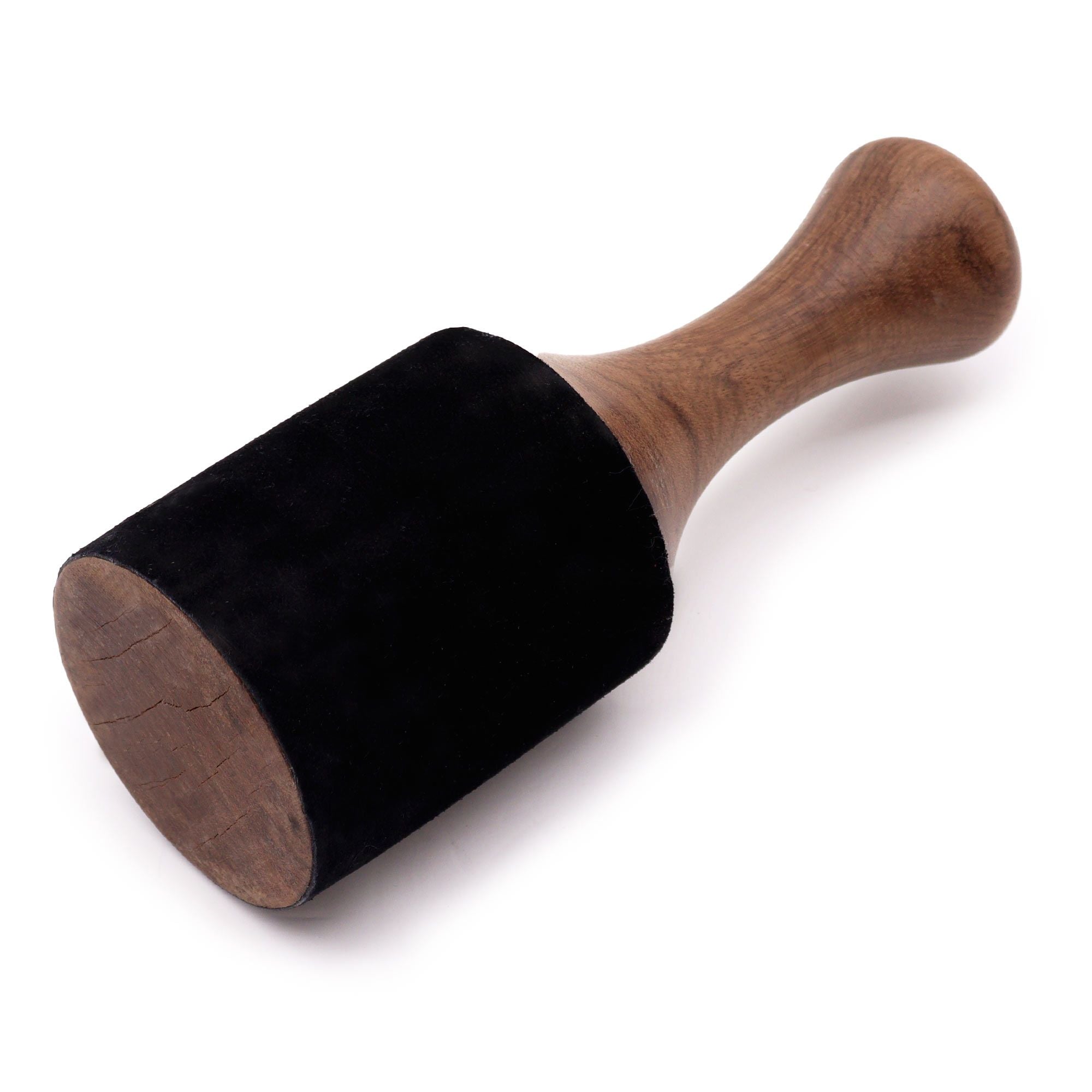 Choisissez ce grand maillet King en bois de 26 x 9,5 cm, conçu pour accompagner l’utilisation des bols chantants et des gongs avec confort, précision et puissance. Son format généreux permet une belle prise en main et aide à obtenir une résonance ample et maîtrisée.