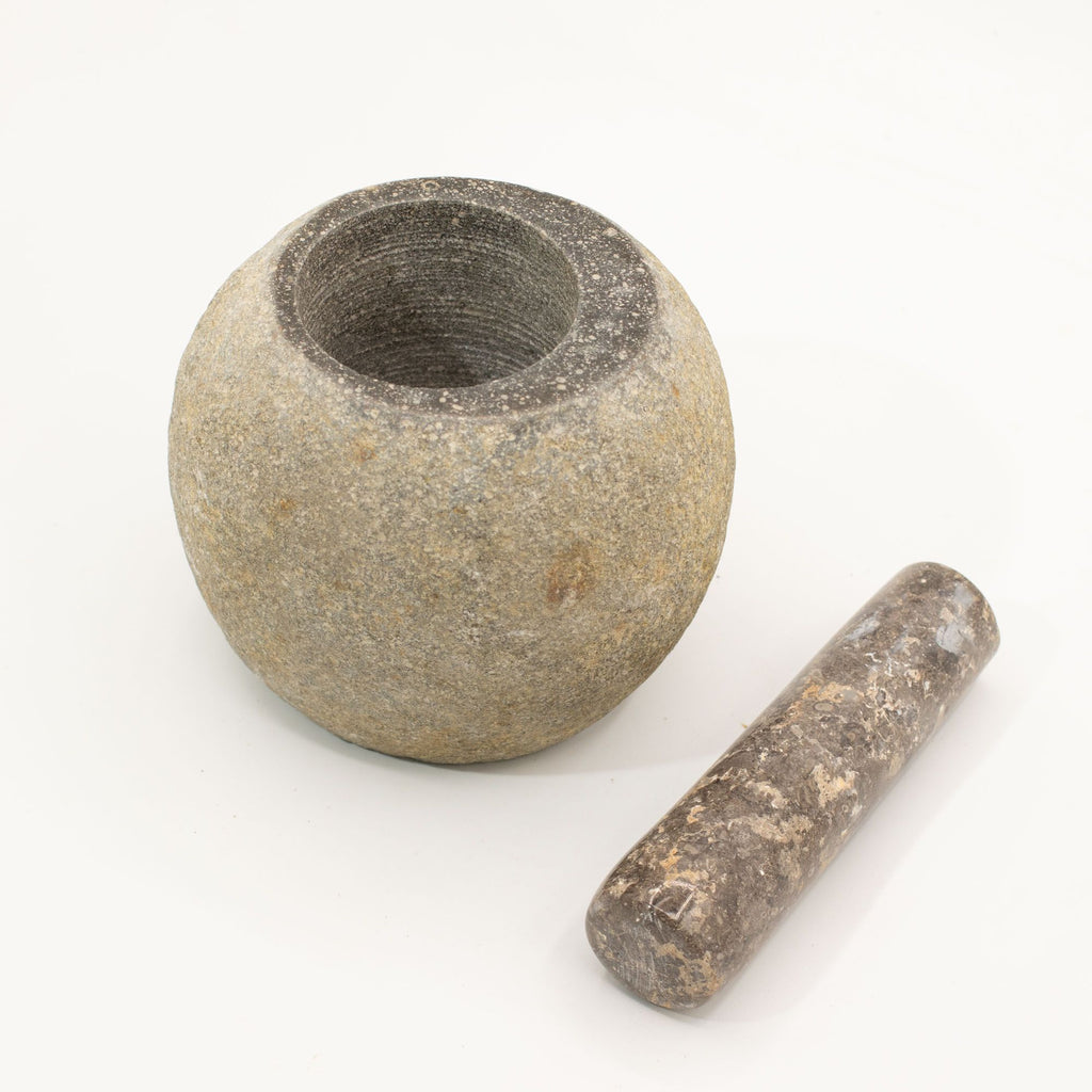 Grand mortier et pilon décoratif en riverstone naturelle, sculpté à la main en Indonésie. Une pièce authentique, stable et pleine de caractère pour la cuisine ou la décoration intérieure.