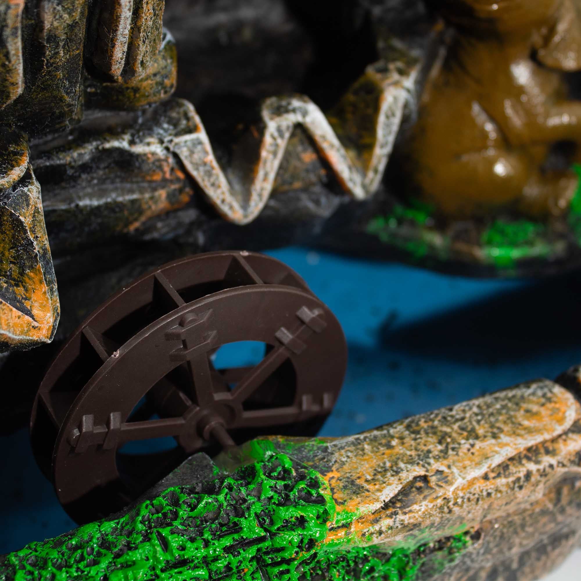 Gros plan du moulin à eau et du décor rocheux d’une fontaine d’intérieur zen et décorative.