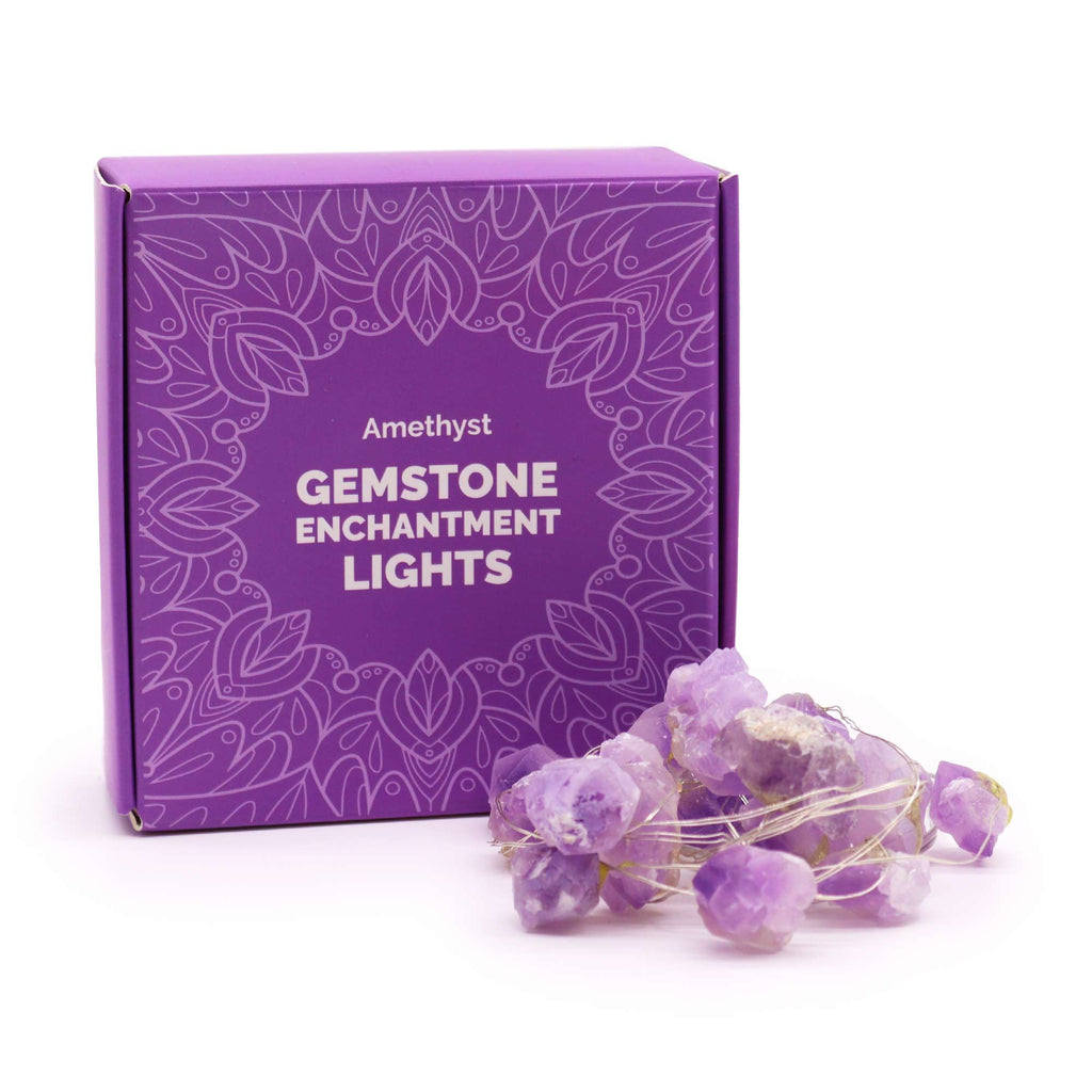 Apportez une touche lumineuse et minérale à votre intérieur avec cette guirlande lumineuse en améthyste. Alimentée par USB et longue de 227 cm, elle crée une ambiance apaisante, élégante et inspirante dans une chambre, un salon, un bureau ou un espace bien-être.