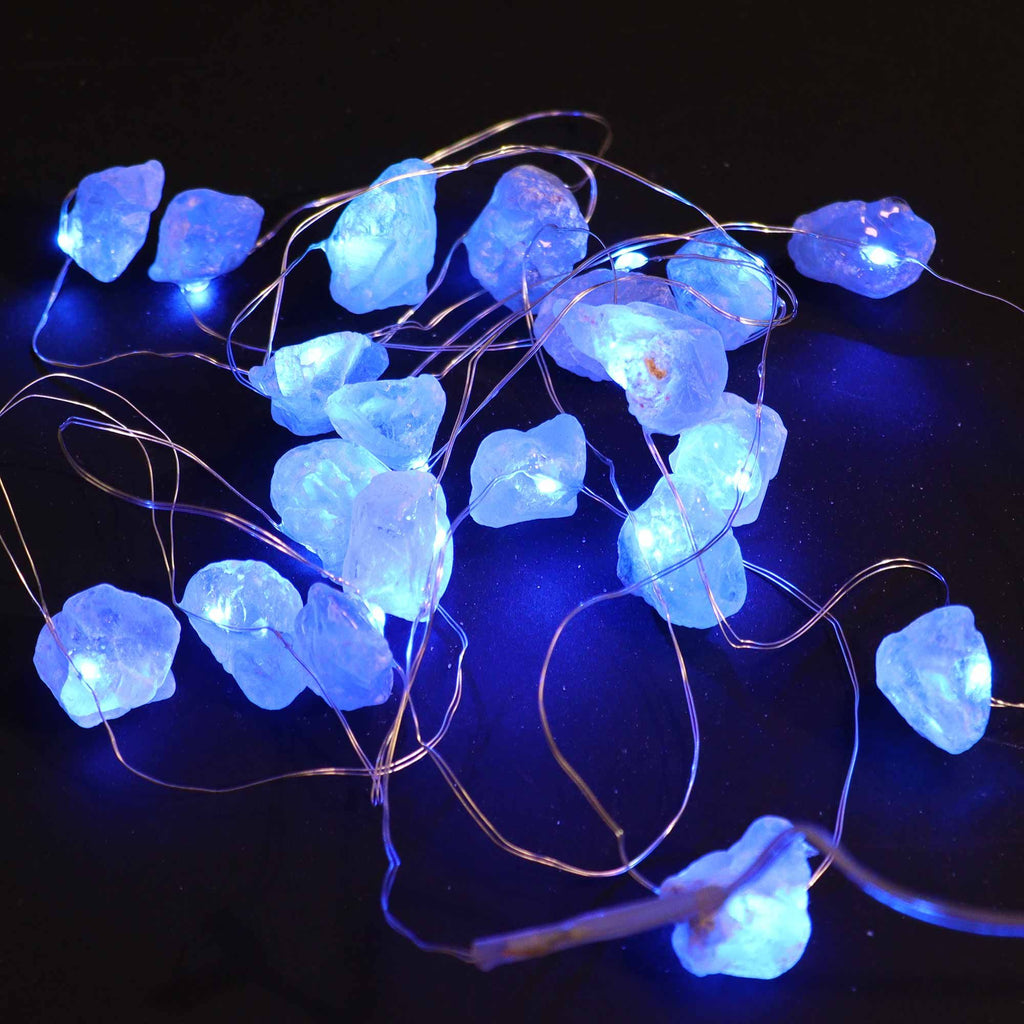 Guirlande lumineuse en célestine allumée, parfaite pour créer une ambiance douce, céleste et apaisante.