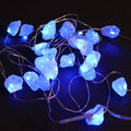 Guirlande lumineuse en célestine allumée, parfaite pour créer une ambiance douce, céleste et apaisante.