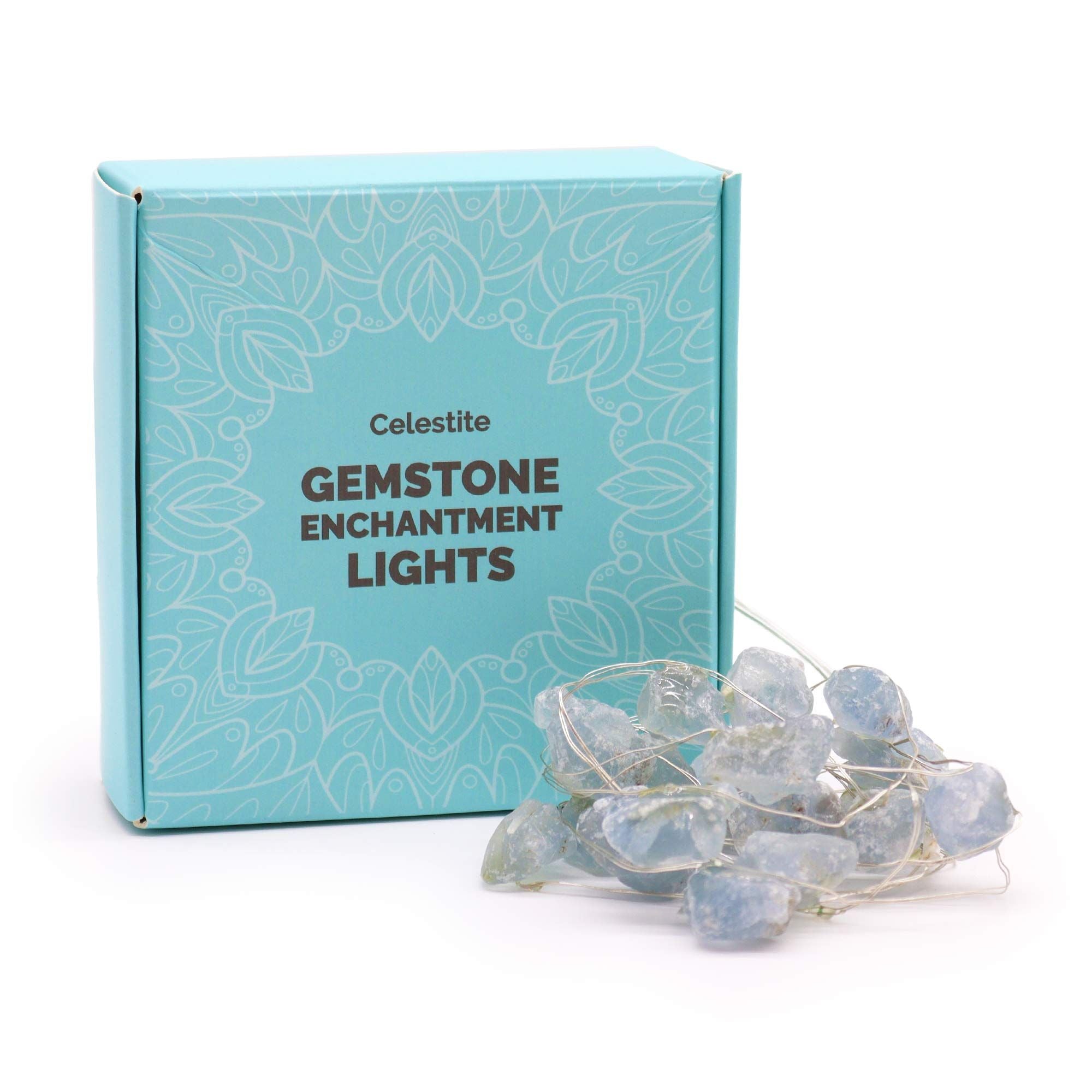 Apportez une touche lumineuse et minérale à votre intérieur avec cette guirlande lumineuse en célestine. Alimentée par USB et longue de 227 cm, elle crée une ambiance douce, sereine et inspirante dans une chambre, un salon, un bureau ou un espace bien-être.
