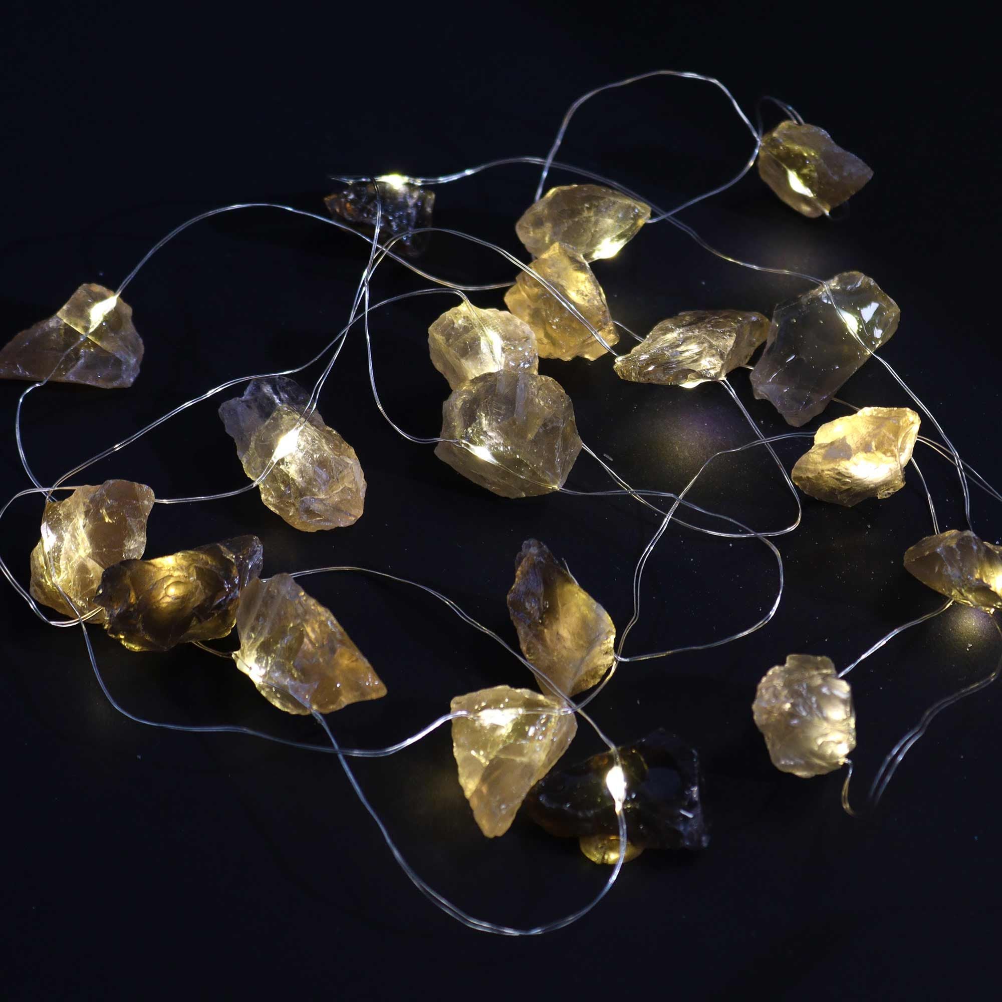 Apportez une touche lumineuse et minérale à votre intérieur avec cette guirlande lumineuse en citrine. Alimentée par USB et longue de 227 cm, elle crée une ambiance chaleureuse, positive et élégante dans une chambre, un salon, un bureau ou un espace bien-être.