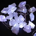 Guirlande lumineuse en cristal de roche allumée, parfaite pour créer une ambiance douce, apaisante et spirituelle.