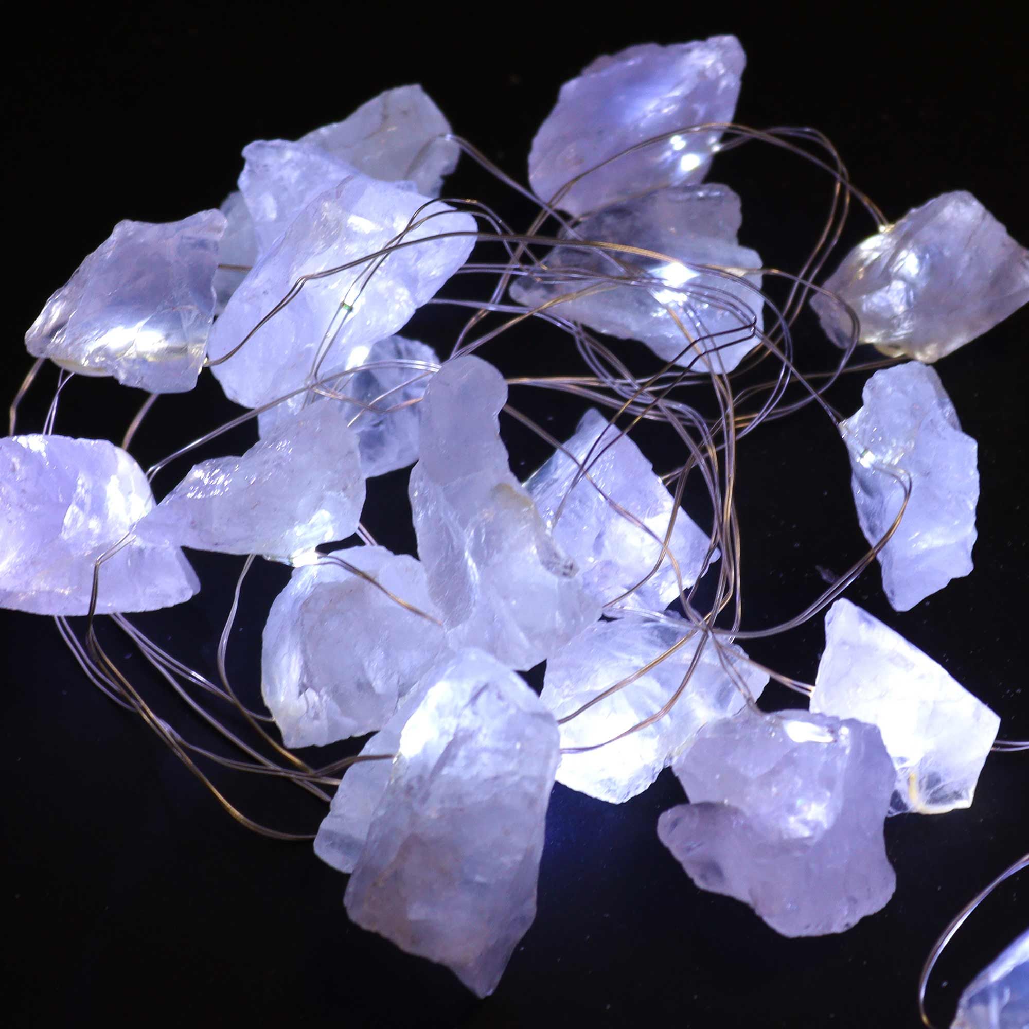 Guirlande lumineuse en cristal de roche allumée, parfaite pour créer une ambiance douce, apaisante et spirituelle.