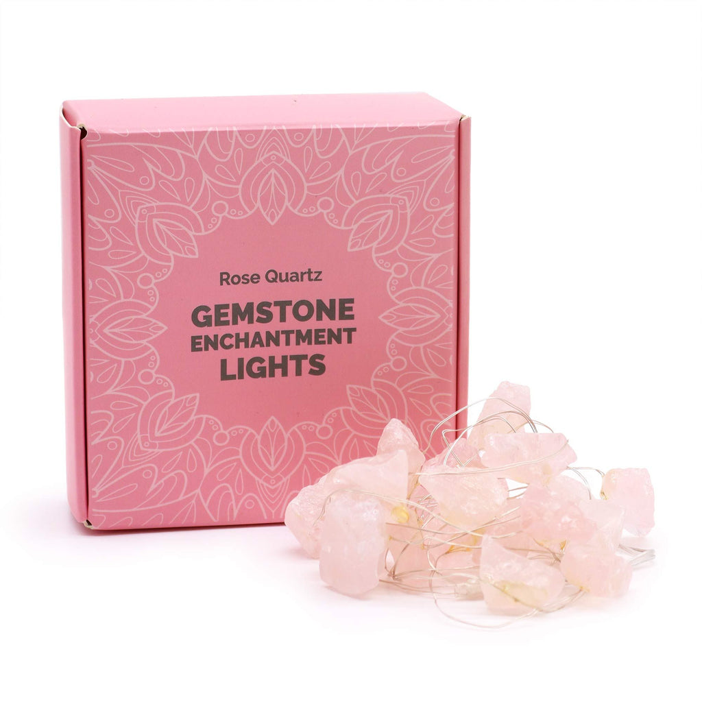 Apportez une touche lumineuse et minérale à votre intérieur avec cette guirlande lumineuse en quartz rose. Alimentée par USB et longue de 227 cm, elle crée une ambiance douce, réconfortante et harmonieuse dans une chambre, un salon, un bureau ou un espace bien-être.