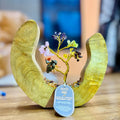 Apportez une touche spirituelle et colorée à votre intérieur avec ce jardin arbre 7 chakras. Composé de 60 éclats de pierres naturelles et présenté dans un anneau ouvert en bois de manguier, il crée une ambiance harmonieuse, inspirante et apaisante.