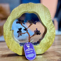 Apportez une touche spirituelle et raffinée à votre intérieur avec ce jardin arbre en améthyste. Composé de 60 éclats de pierre naturelle et présenté dans un anneau en bois de manguier, il crée une ambiance harmonieuse, apaisante et pleine de charme.