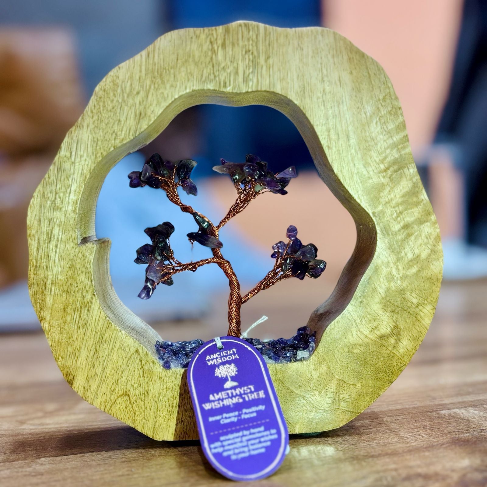 Apportez une touche spirituelle et raffinée à votre intérieur avec ce jardin arbre en améthyste. Composé de 60 éclats de pierre naturelle et présenté dans un anneau en bois de manguier, il crée une ambiance harmonieuse, apaisante et pleine de charme.