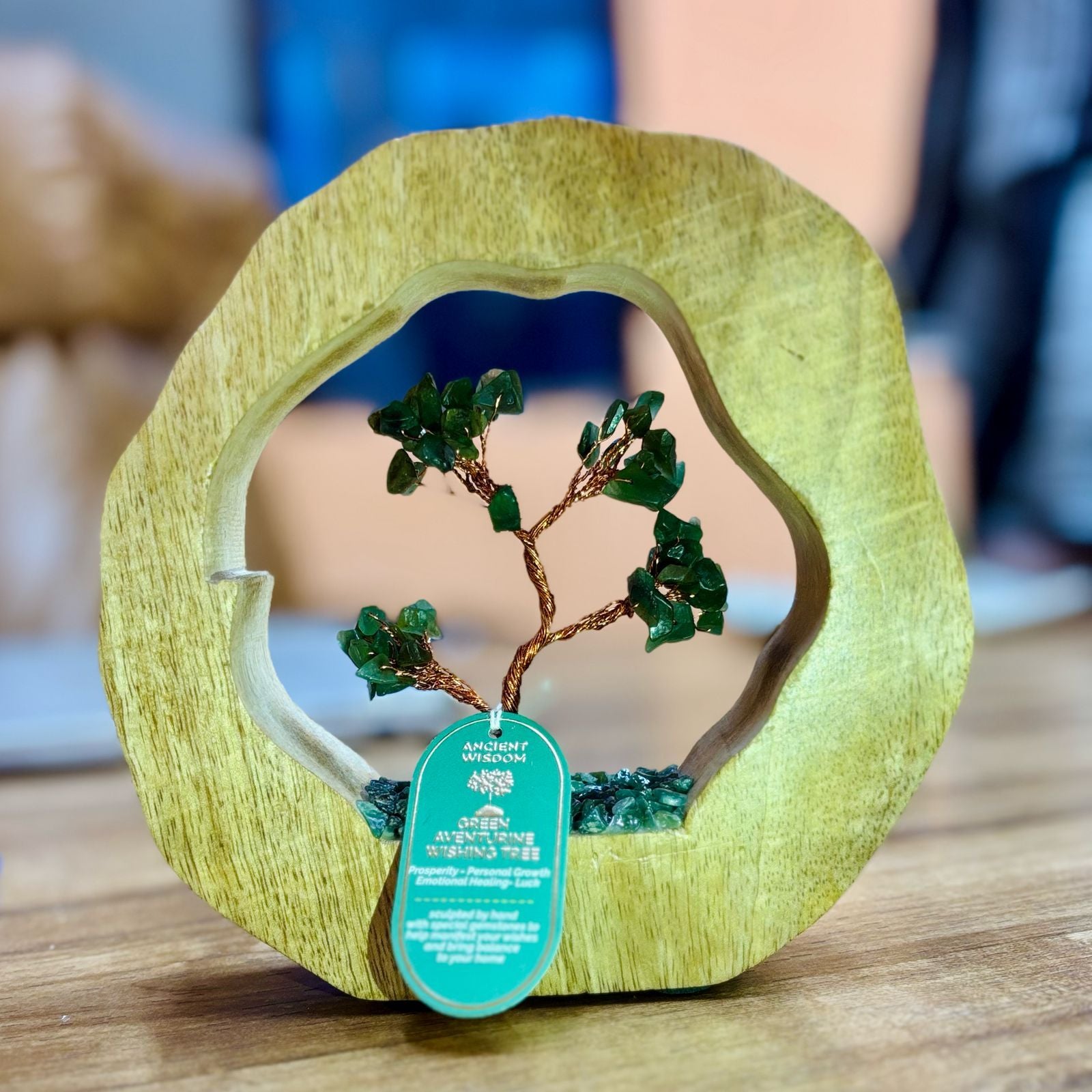 Apportez une touche naturelle et spirituelle à votre intérieur avec ce jardin arbre en aventurine verte. Composé de 60 éclats de pierre naturelle et présenté dans un anneau en bois de manguier, il crée une ambiance harmonieuse, apaisante et inspirante.