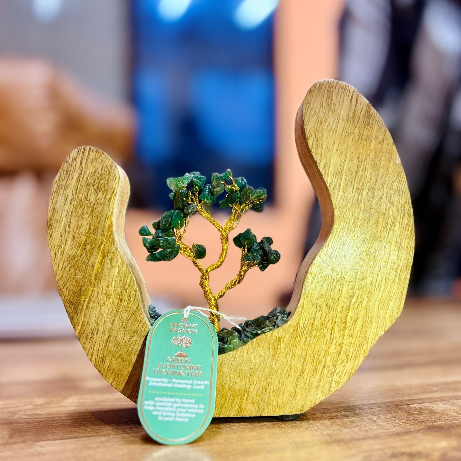 Apportez une touche naturelle et spirituelle à votre intérieur avec ce jardin arbre en aventurine verte. Composé de 60 éclats de pierre naturelle et présenté dans un anneau ouvert en bois de manguier, il crée une ambiance harmonieuse, apaisante et inspirante.
