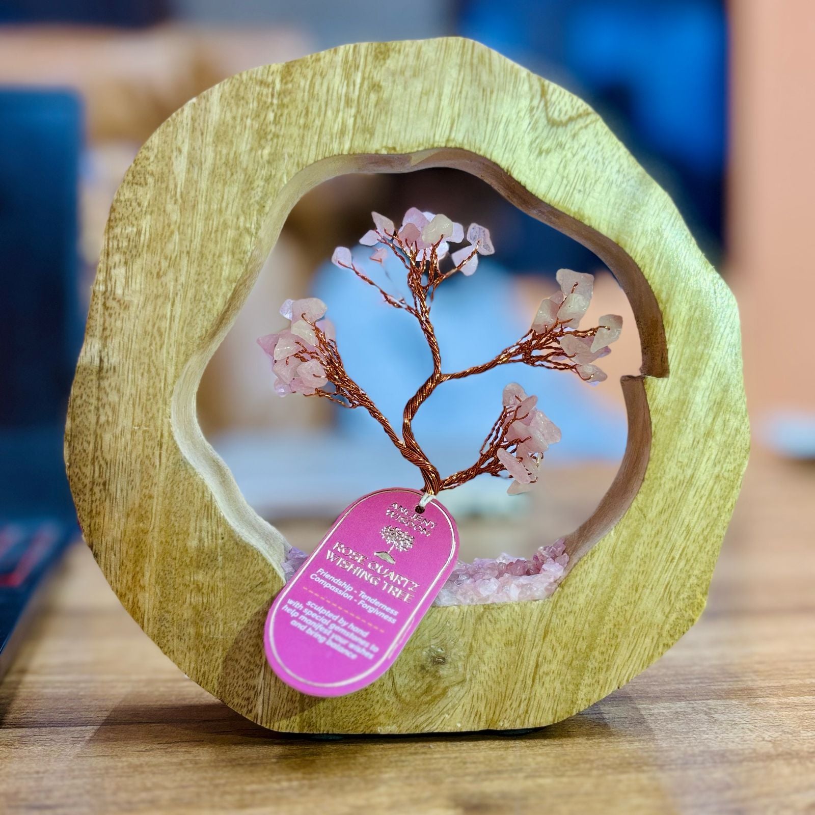 Apportez une touche douce et spirituelle à votre intérieur avec ce jardin arbre en quartz rose. Composé de 60 éclats de pierre naturelle et présenté dans un anneau en bois de manguier, il crée une ambiance harmonieuse, apaisante et pleine de charme.