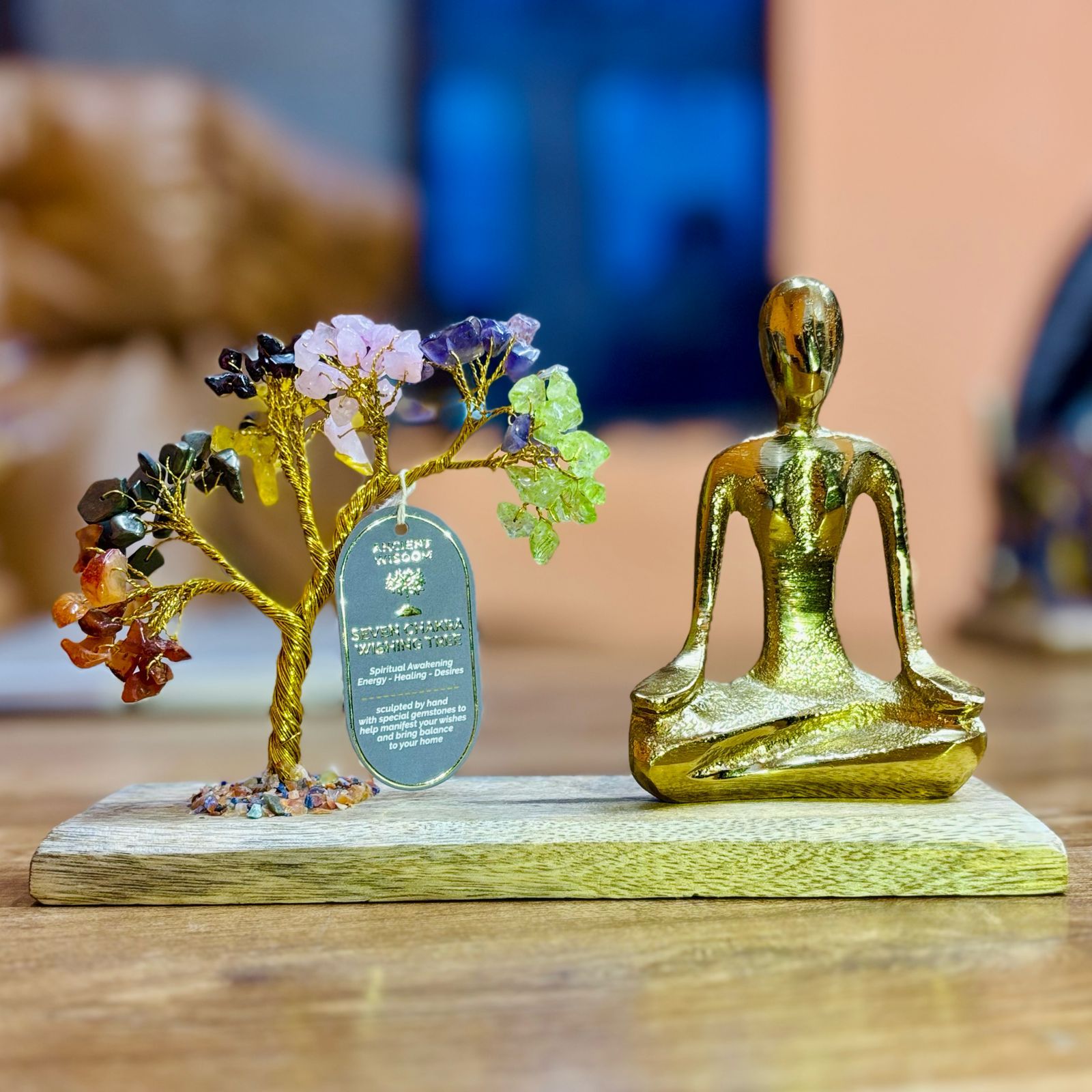 Apportez une touche spirituelle et équilibrante à votre intérieur avec ce jardin yoga 7 chakras. Composé d’un arbre incliné en pierres naturelles, d’une figurine dorée en posture Mudra et d’un socle en bois, il crée une ambiance harmonieuse, apaisante et inspirante.
