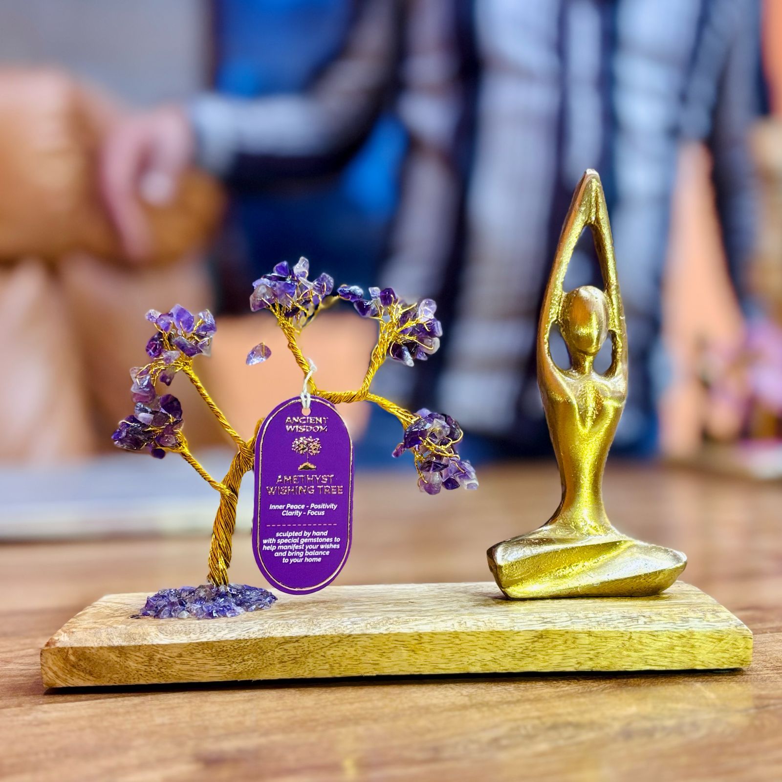Apportez une touche spirituelle et raffinée à votre intérieur avec ce jardin yoga en améthyste. Composé d’un arbre incliné en pierres naturelles, d’une figurine dorée en posture Sukhasana et d’un socle en bois, il crée une ambiance harmonieuse, apaisante et profondément inspirante.