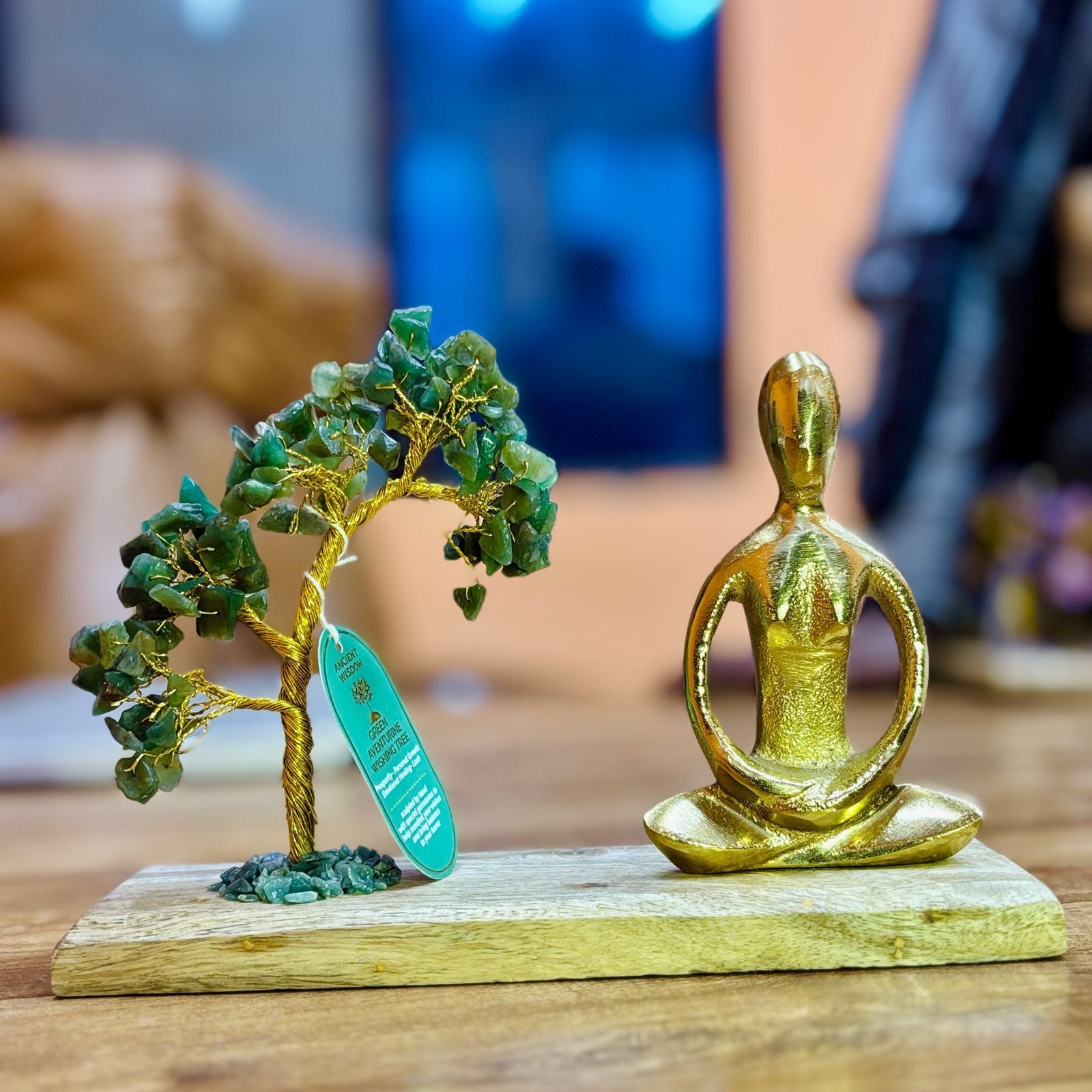 Apportez une touche spirituelle et naturelle à votre intérieur avec ce jardin yoga en aventurine verte. Composé d’un arbre incliné en pierres naturelles, d’une figurine dorée en posture Padmasana et d’un socle en bois, il crée une ambiance harmonieuse, apaisante et inspirante.