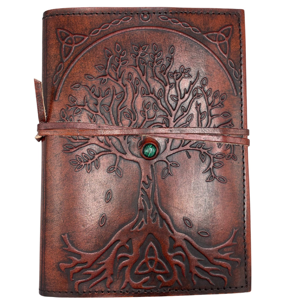 Journal/grimoire en cuir compact de 160 pages lignées, décoré d’un Arbre de Vie embossé, d’une pierre verte et d’un lien en cuir. Idéal pour l’écriture, les notes ou les inspirations personnelles.