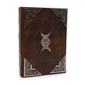 Journal/grimoire en cuir brun avec décor Triple Lune en zinc, composé de 200 pages à bords irréguliers. Un grand carnet élégant et original pour écrire, dessiner ou conserver ses inspirations.