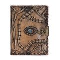 Journal/grimoire en cuir brun décoré d’un Œil protecteur, avec 160 pages en papier à bords irréguliers. Un carnet au style authentique, idéal pour écrire, noter ou conserver ses inspirations.