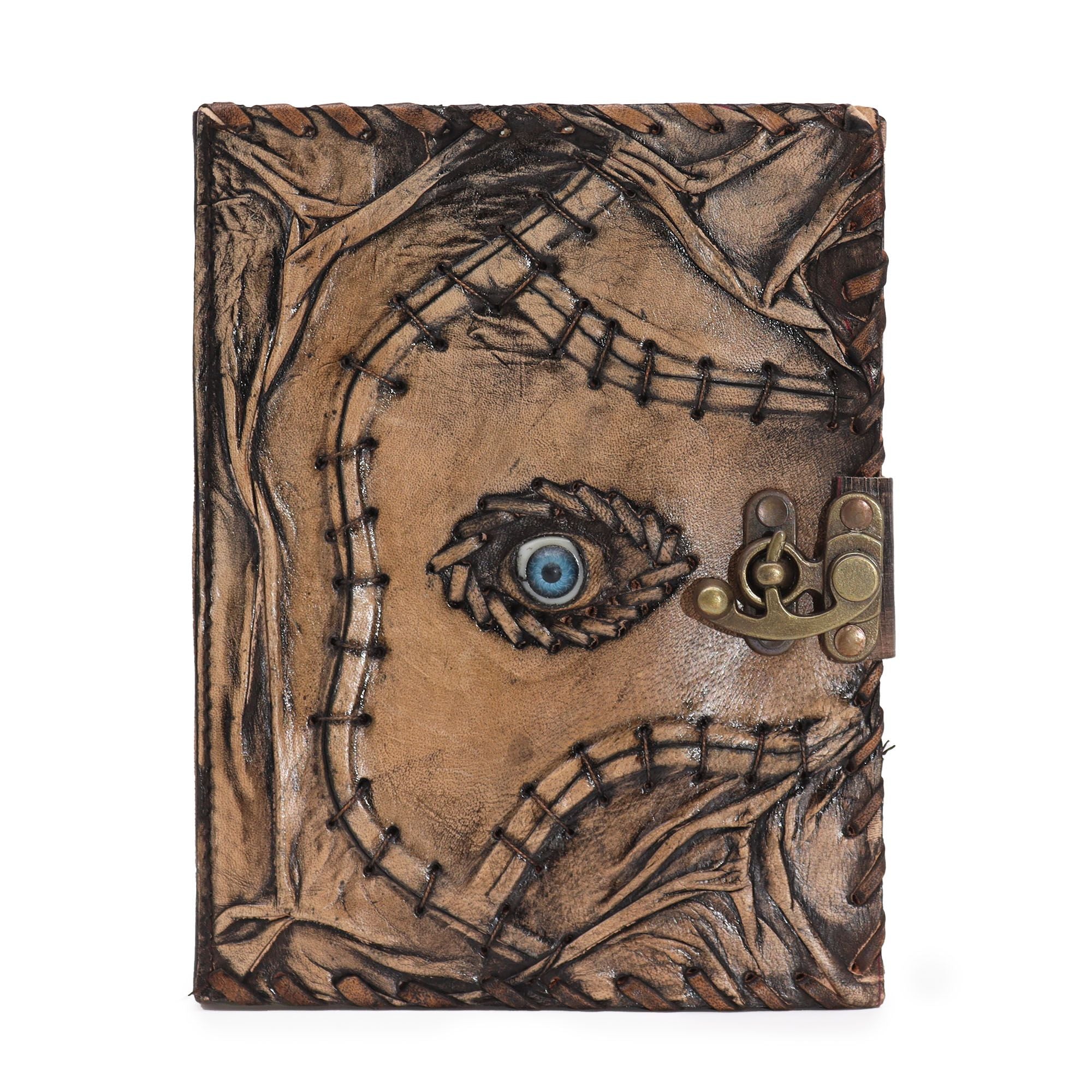 Journal/grimoire en cuir brun décoré d’un Œil protecteur, avec 160 pages en papier à bords irréguliers. Un carnet au style authentique, idéal pour écrire, noter ou conserver ses inspirations.