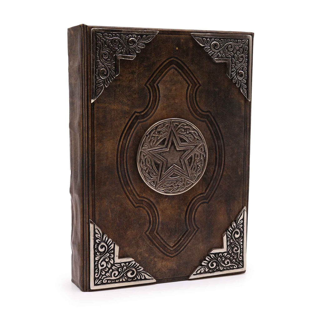 Journal/grimoire en cuir brun avec décor pentagone en zinc, composé de 200 pages à bords irréguliers. Un grand carnet élégant et pratique pour écrire, dessiner ou conserver ses inspirations.